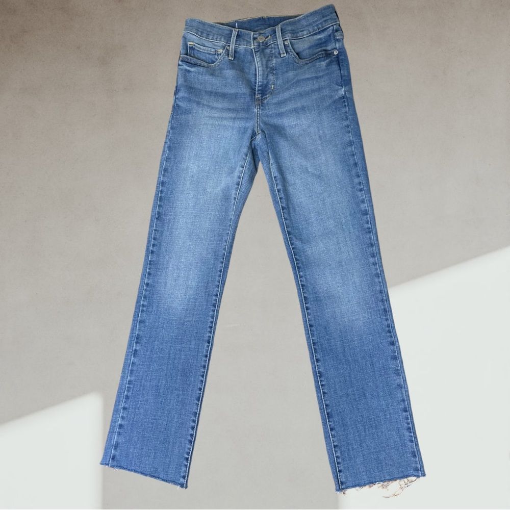 Levi’s Women’s Frayed Jeans in Light Wash Waist 27/27